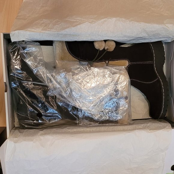 Bass Suede Boots with Fur Trim and Pom Pom Size 6 - Picture 10 of 10